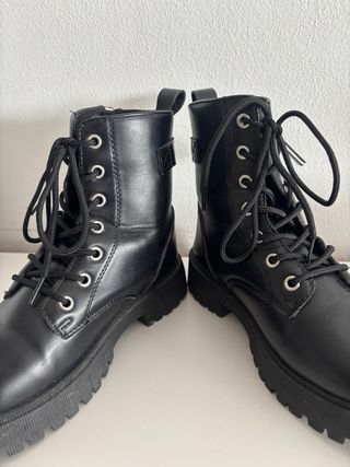 Botas pretas tornozelo com atacadores