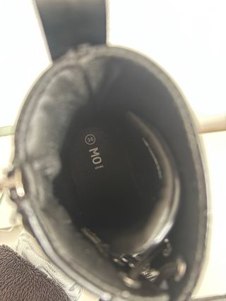 Botas pretas tornozelo com atacadores