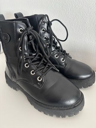 Botas pretas tornozelo com atacadores