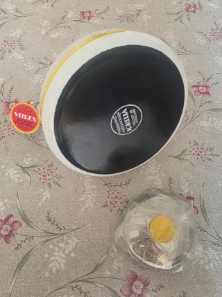 Hervidor de agua blanco y amarillo