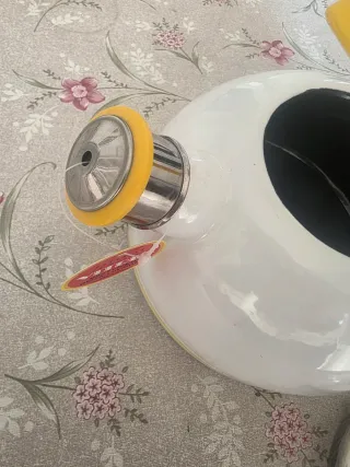 Hervidor de agua blanco y amarillo