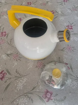 Hervidor de agua blanco y amarillo