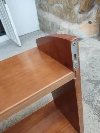 Estantería de madera marrón