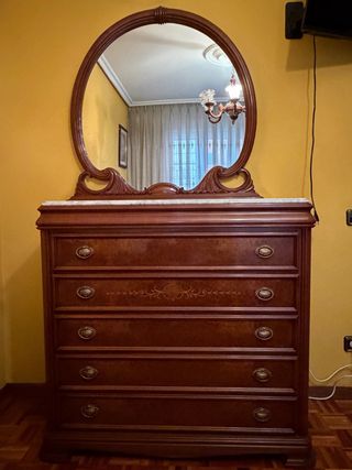Cómoda de madera con espejo y mármol