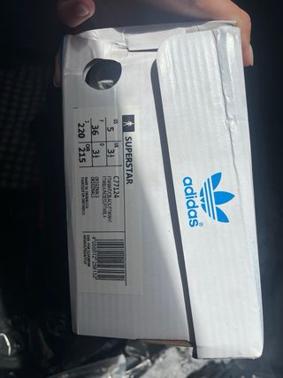 Adidas Superstar Blancas y negras.