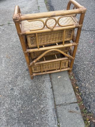 Comodino in vimini con 3 cassetti