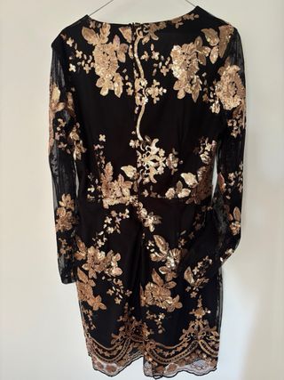 Vestido preto com lantejoulas douradas