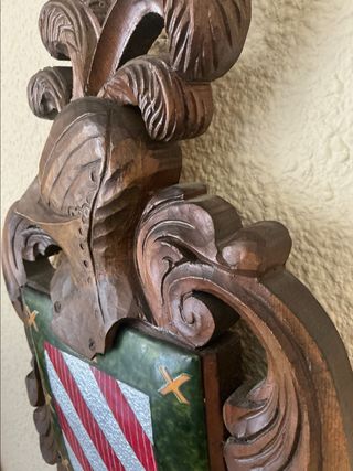 Scudo smaltato con cornice in legno intagliato