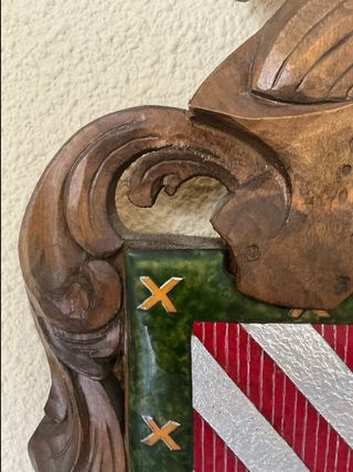 Scudo smaltato con cornice in legno intagliato