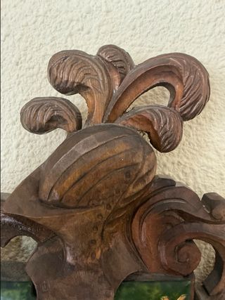 Scudo smaltato con cornice in legno intagliato