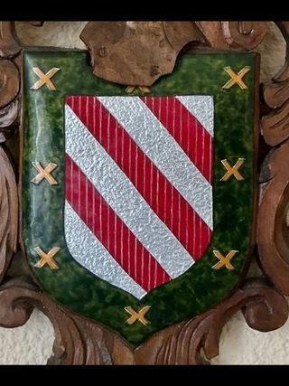 Scudo smaltato con cornice in legno intagliato