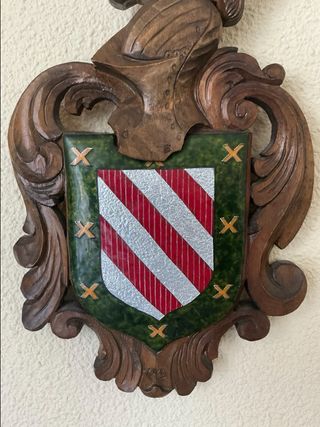 Scudo smaltato con cornice in legno intagliato