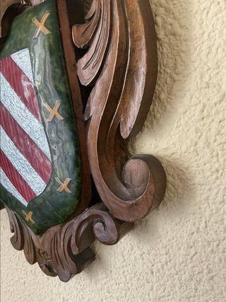 Scudo smaltato con cornice in legno intagliato