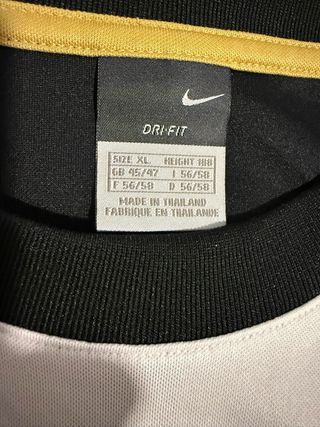 Camiseta Nike Negra y Dorada