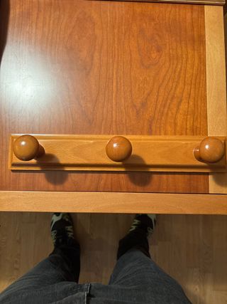 Colgador de pared de madera con 3 pomos