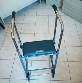 Deambulatore pieghevole con seduta