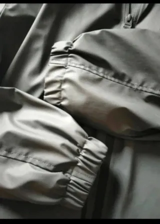 Chaqueta gris de Zara Man.
