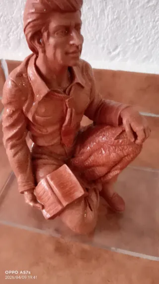 Figura sujetalibros hombre leyendo
