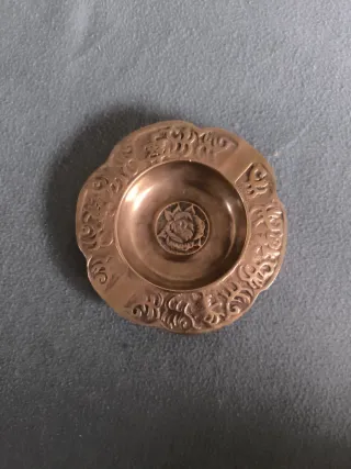 Cenicero de metal con diseño floral