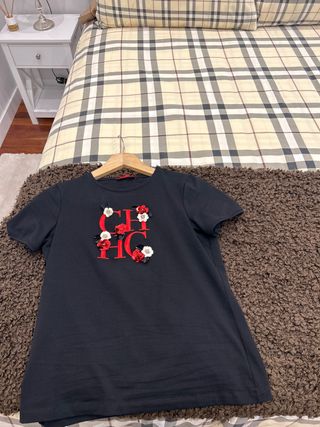 Camiseta Carolina Herrera CH Flores Roja Negra
