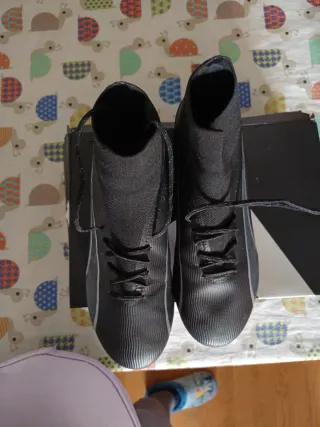Botas de fútbol negras