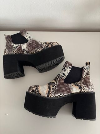 Botas plataforma efeito pele de cobra