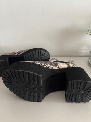 Botas plataforma efeito pele de cobra