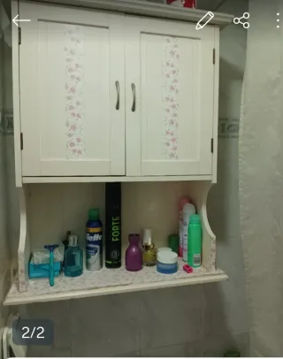 Mueble de baño blanco con detalles florales