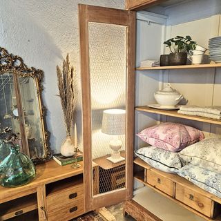 Alacena librería antigua restaurada