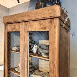 Alacena librería antigua restaurada