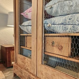 Alacena librería antigua restaurada