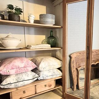 Alacena librería antigua restaurada