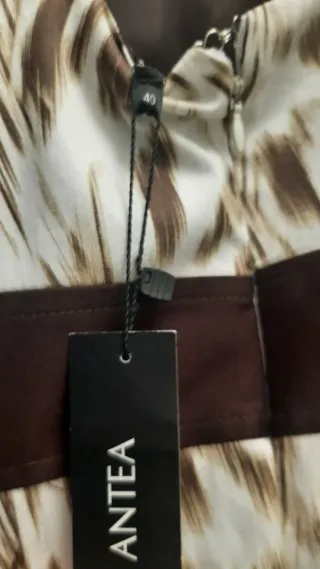 Vestido estampado mujer marrón y blanco.