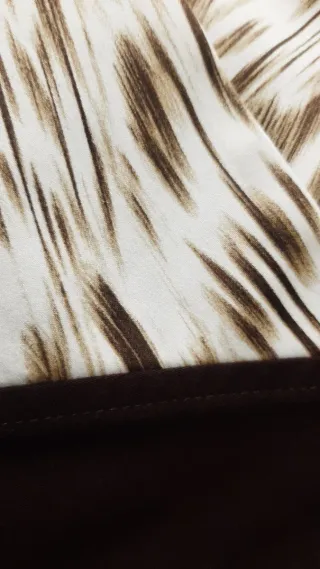 Vestido estampado mujer marrón y blanco.