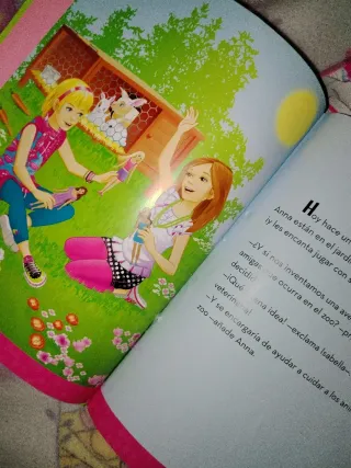 Libro de Barbie pastelera y Barbie veterinaria