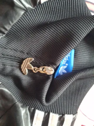 Chaqueta deportiva Adidas negra y plateada