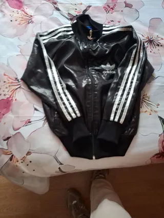 Chaqueta deportiva Adidas negra y plateada