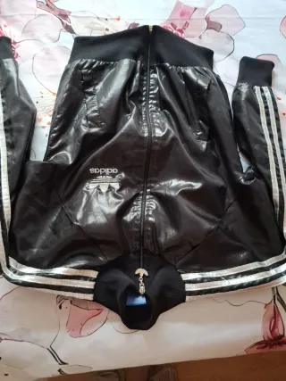 Chaqueta deportiva Adidas negra y plateada