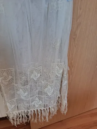 Fular blanco bordado con flecos