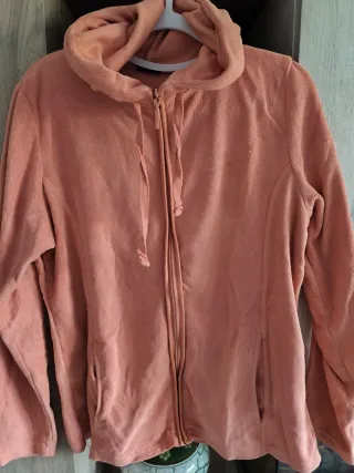 Chaqueta con capucha rosa