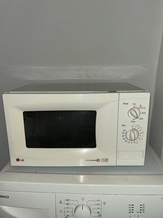 Microondas Blanco con Mandos Giratorios