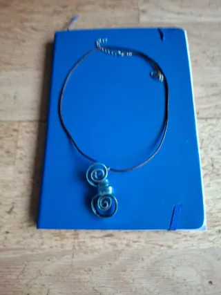 Collar espiral plata y azul