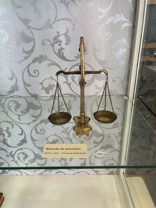 Balanza de precisión antigua de bronce
