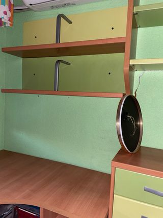 Estanterías de madera y metal