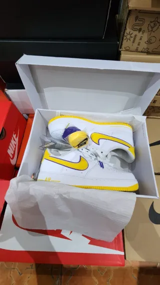 Nike Air Force 1 Blanco y Amarillo