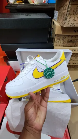 Nike Air Force 1 Blanco y Amarillo