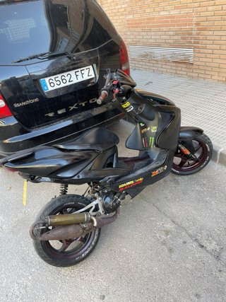 Yamaha Aerox Negra y Roja