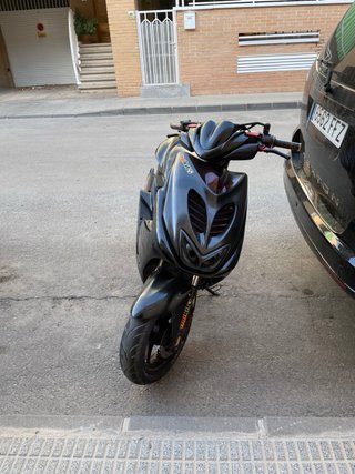 Yamaha Aerox Negra y Roja