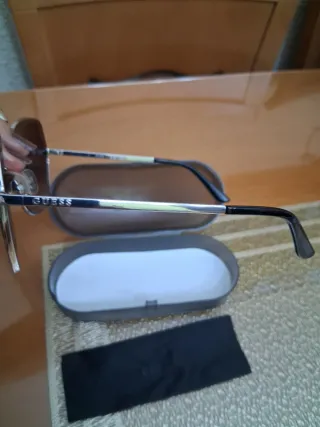 Gafas de sol Guess plateadas y grises