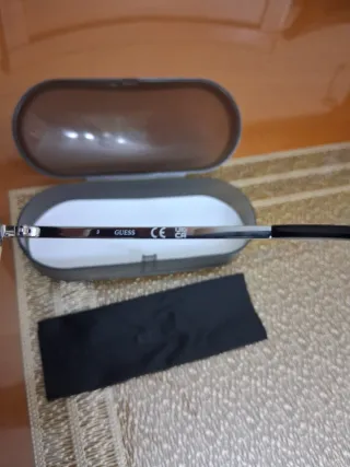 Gafas de sol Guess plateadas y grises